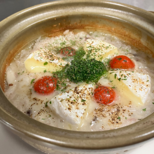 Camembert cheese risotto served in a clay pot