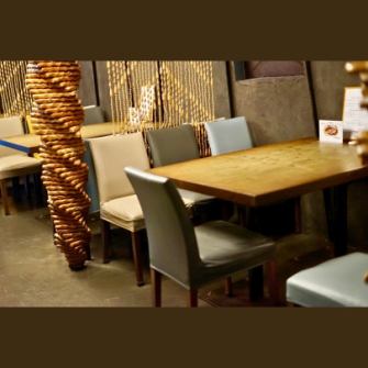 広々としたテーブル席。2人様からグループまでさまざまなシーンでご利用ください。ランチやディナーのお食事はもちろん、仕事帰りのカジュアルな飲み会、気軽なデート、大切なご友人との女子会などお客様のスタイルに合わせてお過ごしください。