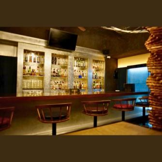 気軽にくつろげるカウンター席です。おひとりやお友だちと2人でお食事やお酒メインでもOK。仕事帰りや二軒目にもどうぞお気軽にお立ち寄りください。