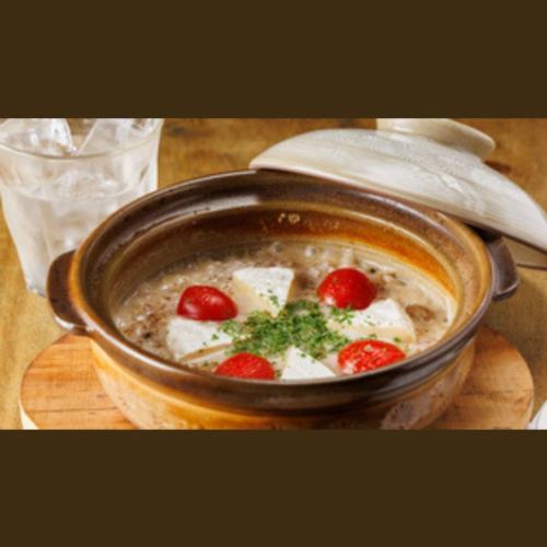 卡门贝尔奶酪烩饭,盛于陶罐中