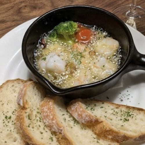 Shrimp ajillo (with baguette)