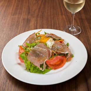 提基提基沙拉（8種蔬菜和溏心蛋沙拉）