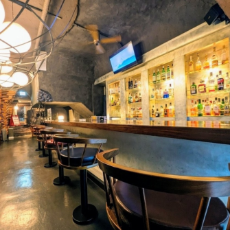 這些吧台座位非常適合放鬆身心，悠閒地消磨時光。一個人來或和朋友一起來吃飯喝酒都完全沒問題。歡迎您在下班回家途中順道光臨，或作為晚上行程的第二站。