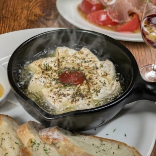 整塊卡門貝爾起司在烤箱中烘烤