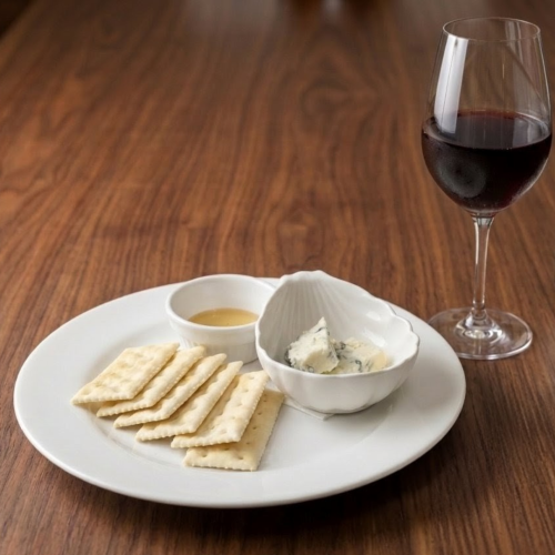 Gorgonzola and crackers