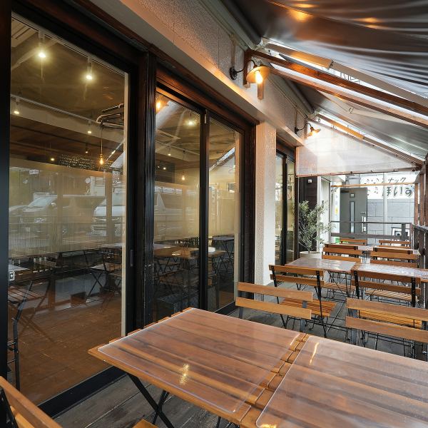 居心地の良い店内には、カウンター席やテーブル席を完備◎さらにペットも一緒にお食事をお楽しみいただける開放的なテラス席を12席ご用意いたしております!普段使いや女子会、会社の飲み会など様々なシーンに最適です。