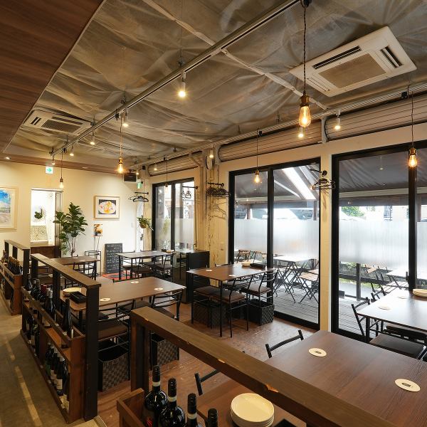 外から様子が伺えるガラス張りの当店は、気軽に入りやすい雰囲気が魅力です◎扉の先にはリラックスしてお食事を楽しめるカジュアルな空間が広がります。人気のカウンター席は横並びに座れるのでデートにもピッタリです!
