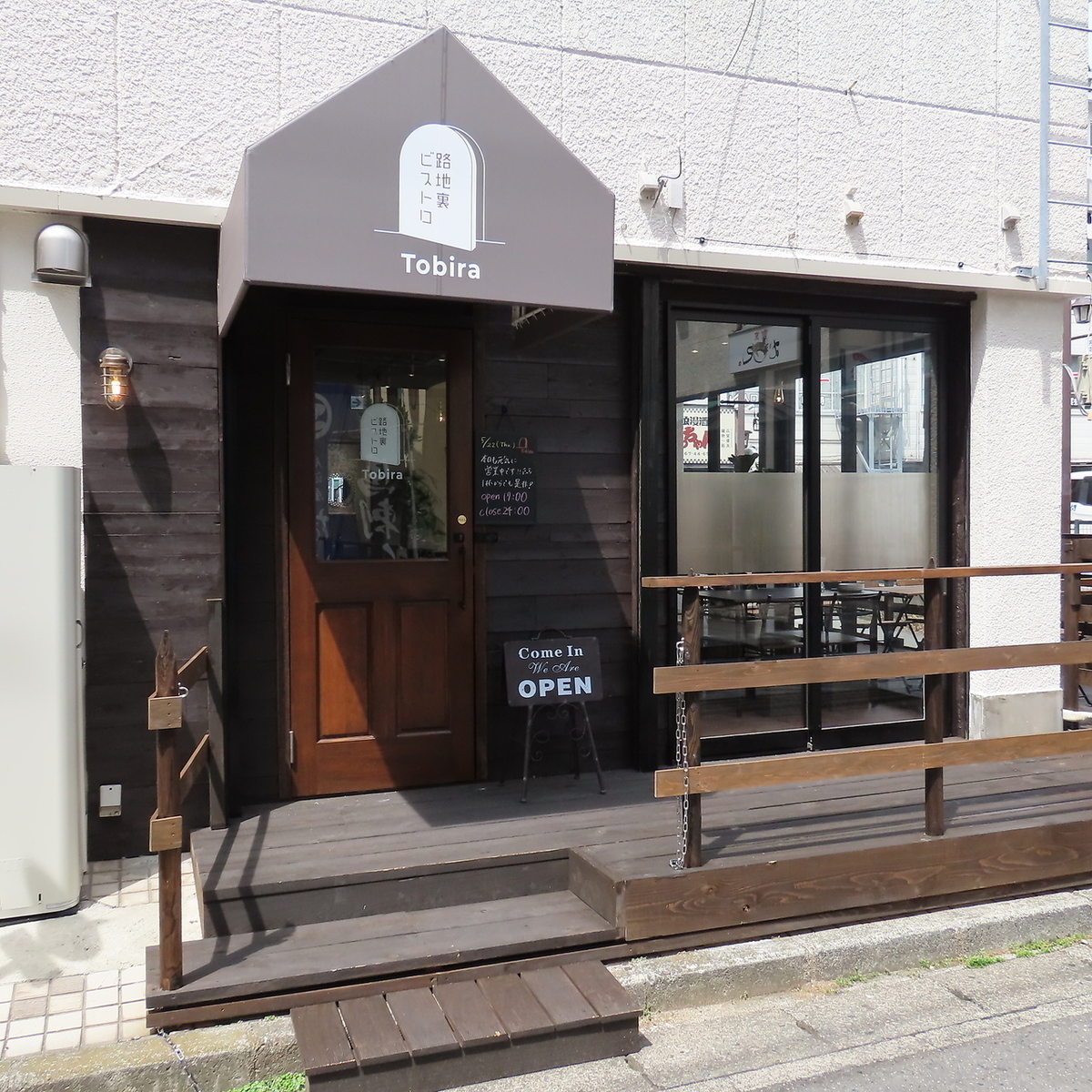 店内はカジュアルで明るい空間が広がっております!