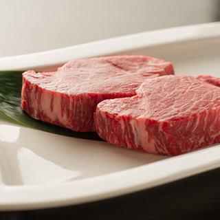 炎だけで肉にうまみをとじこめたA5ランクの上質な焼肉を