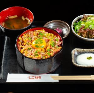 山椒香る肉たくユッケ重定食