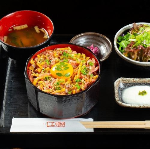 山椒香る肉たくユッケ重定食