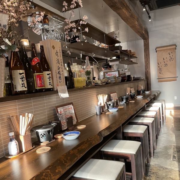At our restaurant, we have a dynamic counter seat using 8m old wood, a semi-private room that can be used for a date, and a seat for 8 people that is perfect for a large group. There are various ways to use it, including banquet use at
