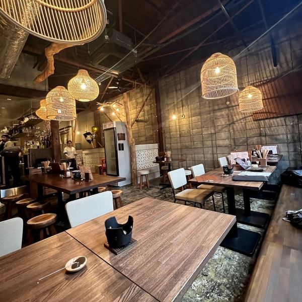 "Hariku on the 2nd Floor" was created with the idea of having an exciting izakaya like a treehouse.Old wood is used from the stairs going up to the 2nd floor, and the fun space spreads out☆
