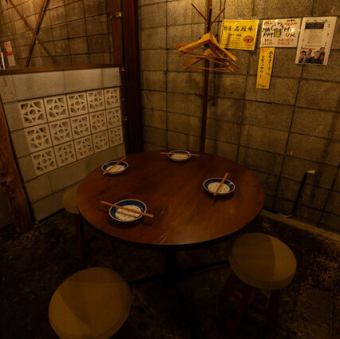 丸いかわいいテーブル席♪天井高4メートルもあるので解放感!