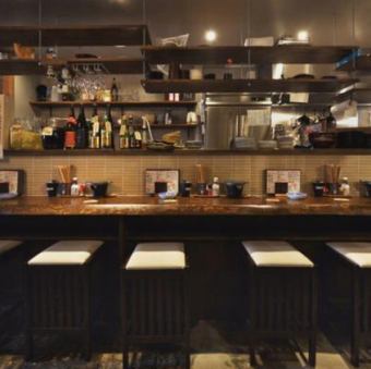 階段上がった瞬間のカウンター風景です!