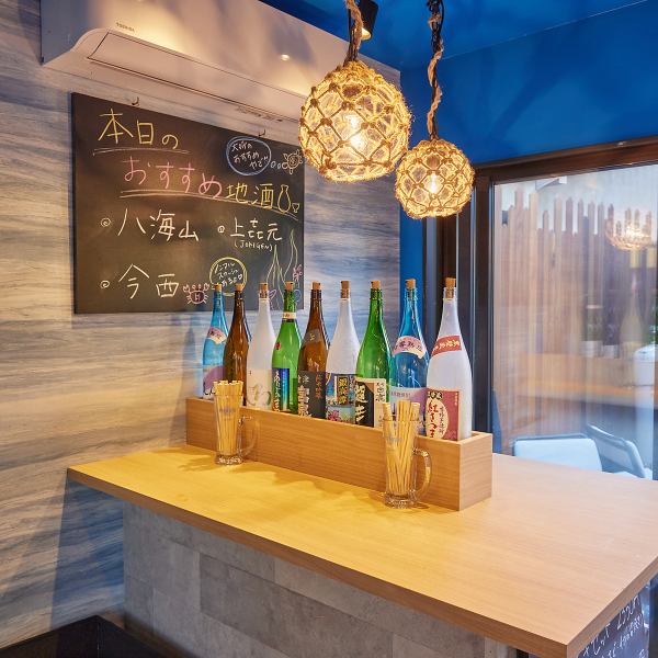 ≪立飲み・共有スペースでも≫店内には飲食ができるスペースがございます。店主やお客さんとの距離も近いため知らない間に仲良くなんてことも♪にぎやかでアットホームな雰囲気です。素敵な時間をお過ごしください。