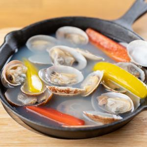 Clams steamed in shottsuru and white wine