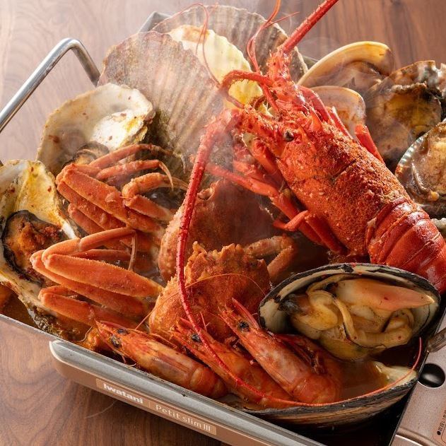 In a completely private room that can also be used for entertainment, customers can enjoy seafood of their own choice.