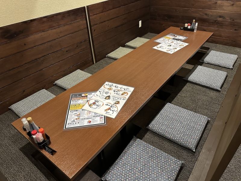 【大人数対応】大型宴会にも対応できる店内2階は10名様以上の宴会席として利用できます。最大40名様まで！広々としたテーブル配置で快適な時間を過ごせます。落ち着きあるブラウン系の内装が彩る空間は、団体でもリラックスして会話を楽しめる雰囲気です♪予約でまとまった人数にも柔軟に対応可能です◎