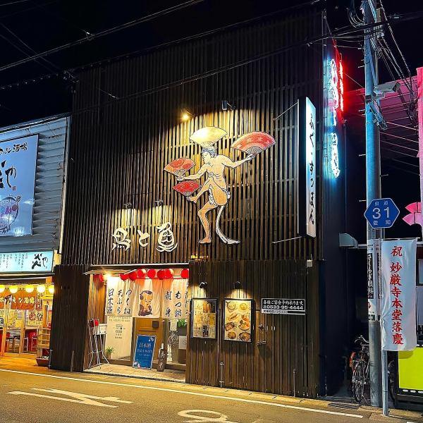 ブラウンを基調とした落ち着いた配色の店内は、洗練されたデザインが随所に光る大人向けの空間です大人がゆったりと気兼ねなく過ごせる居心地の良さが魅力で、仕事帰りや休日のお出かけついでに立ち寄りやすい好立地も自慢。スタッフによる細やかなおもてなしで、初めての方も安心して楽しめます☆