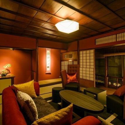 在从明治时代就存在的联排别墅改建而成的酒吧享用当地清酒和日本威士忌。