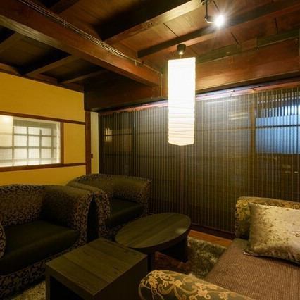可以感受时光流逝的有品位的日式房子，让人仿佛时光倒流，还有一张大而豪华的沙发，乍一看与纯日式风格完全不符。对比就像中世纪的欧洲，是一个给人现代印象的绝妙空间。请在享受非凡的同时度过愉快的时光。