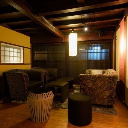 時間の流れを感じる趣のある日本家屋がまるでタイムスリップしたかのような感覚に陥る店内には、ゆったりとした時間を感じることができる個室をご用意しています。非日常的空間で美味しいイタリアンとお酒をお楽しみください。