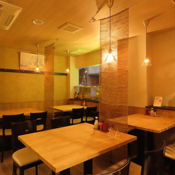 シックで落ち着きのある内観が広がる店内は、やわらかな照明と洗練されたインテリアが調和し、心安らぐひとときを演出します。余計な装飾を抑えた上質な空間は、お料理の彩りや盛り付けの美しさを一層引き立て、特別な時間をより印象的に。隅々まで行き届いた清潔感が、安心と心地よさを感じさせる大人のための空間です。