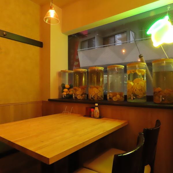 テーブル席は、各種宴会にぴったりの快適な空間。程よい距離感で配置された席は、周囲を気にせずゆったりとお過ごしいただけます。落ち着いた雰囲気の中で、美味しいお料理とともに自然と会話も弾み、心に残るひとときを演出。ご友人との集まりなど、さまざまなシーンでゆったりと食事と会話をお楽しみいただけます。