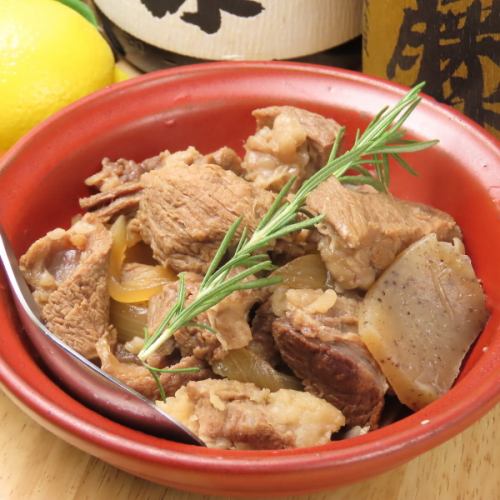 お酒のあてにぴったり！特選牛スジ煮込み