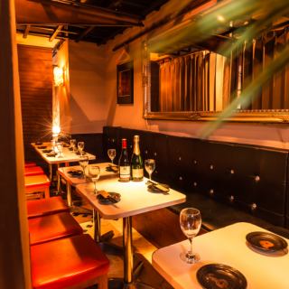 【20人以上也能享受团结一致的宴会】多人聚餐，同桌用餐更佳！从人数少到人数多，我们都有带帘子的包间。我们为川崎的各种场合提供完美的空间和美食，包括公司宴会、商务娱乐、晚会、欢迎和欢送会以及女生之夜。