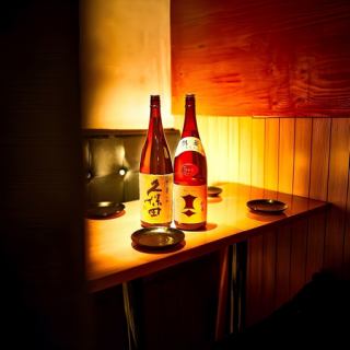 【川崎人气包间居酒屋】最适合女生聚会♪无限畅饮套餐还包含起泡葡萄酒◎在氛围极佳的完全包间里，享受轻松愉快的“泡沫派对”吧！在高品质的空间里，您可以一边聊天，一边享用美味的烤鸡肉串等绝品料理。我们将为您创造一个与您珍贵的朋友相聚的特殊时刻。