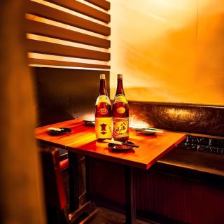 我们提供半私密的带帘座位，非常适合10人左右的聚会。这间位于川崎站附近的休闲空间，适合商务会议、女生聚会、团体约会、生日、纪念日等各种场合。我们提供无限畅吃的烤鸡肉串和种类丰富的饮品，定能让您大饱口福！完美的私密性和便捷的使用体验是我们人气的秘诀。