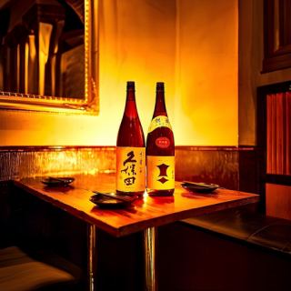 柔和的灯光营造出隐秘空间的温馨氛围。提供无限畅饮的宴会套餐，不仅适合日常用餐，也非常适合招待客户、迎送会、纪念日等场合。在轻松的氛围中享受温馨的时刻，品尝我们的特色烤鸡肉串和其他精致的时令菜肴。把您在川崎的宴会交给我们吧！