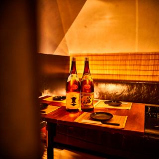 【在高品质空间举办成人宴会】由设计师监修的精致室内装潢，是兼具沉稳与优雅的放松空间。提供炭火烤鸡肉串、时令天妇罗、内脏锅等精美菜肴，为女生聚会、团体约会、公司宴会、生日派对等各种场合营造出迷人的氛围。如果您计划在川崎举办聚会，请务必来我们的餐厅！