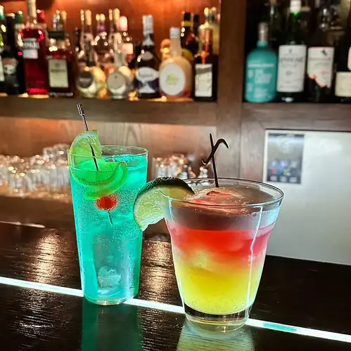 豊富なカクテルとウイスキー