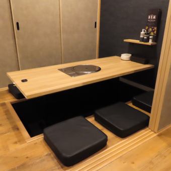 [Private sunken kotatsu seating for 20 or more people] The private rooms with sunken kotatsu seating provide private space and an atmosphere that makes it easy to talk.Large groups are welcome, and the venue can be rented exclusively for groups of 20 or more.The private space features a sunken kotatsu table, allowing you to enjoy pleasant conversation and a fun time.We also accept reservations for private parties of 20 or more people, making it a great place for a special gathering!