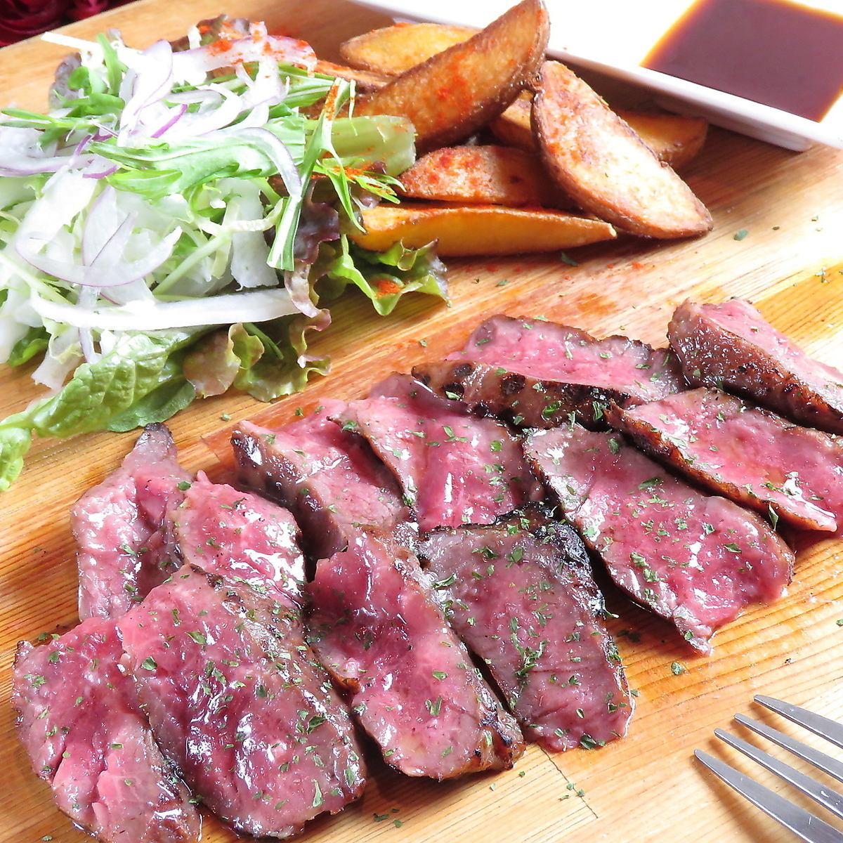 Aged steak with a glass of wine in one hand♪ The more you chew, the more delicious it becomes