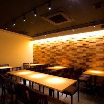 4名～8名様の少・中人数様向けのプライベート個室♪ゆったりと優雅なお時間をお過ごし頂けるこちらのお席はご友人とのお食事や少人数でのご宴会をワンランク上の仕上がりに♪広々とした空間で乾杯の音頭、宴会途中の移動もスムーズに行え、宴会場をお探しのお客様の理想のご宴会場をご提供いたします♪