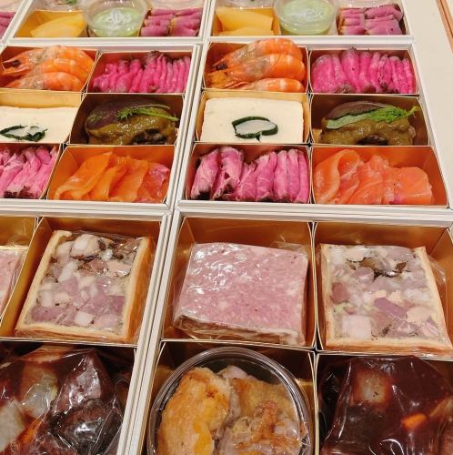 Three-tiered New Year's dishes