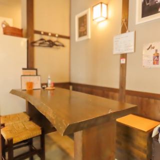 【4～5名様】趣のあるインテリアと柔らかな照明が心地良い居心地を提供します。日常の喧騒を忘れ、ゆったりと過ごせる場所で、上質な料理とお酒を楽しんでください。
