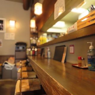 【1～5名様】温かみのある店内で、心地よいくつろぎの時間をお過ごしください。家族や友人との和やかな会話が交わされる中、美味しい料理とお酒を楽しむことができます。スタッフの笑顔と心のこもったサービスが、居心地の良さを一層引き立てます。