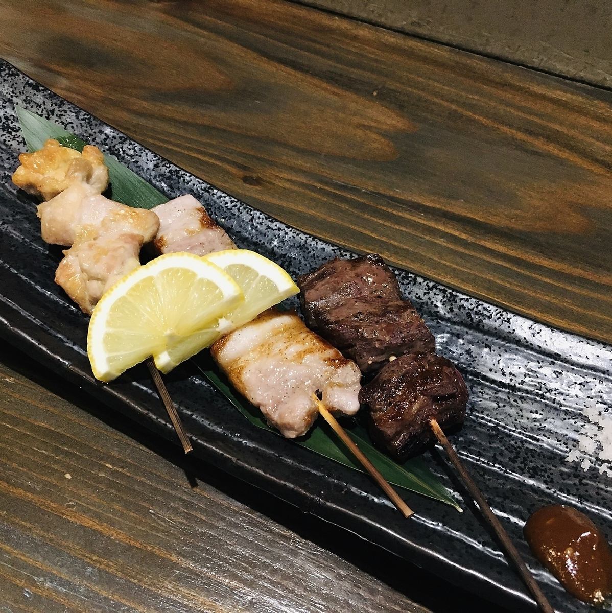 ジューシーな串焼きは、牛も豚も鶏も食べれる満足の3本セット♪