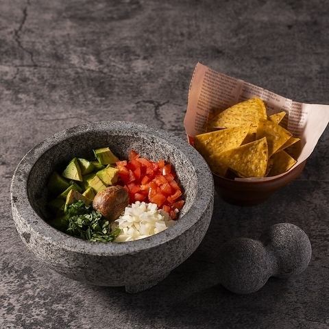 We offer a wide variety of avocado dishes.The photo shows freshly made guacamole and tortilla chips (968 yen including tax).