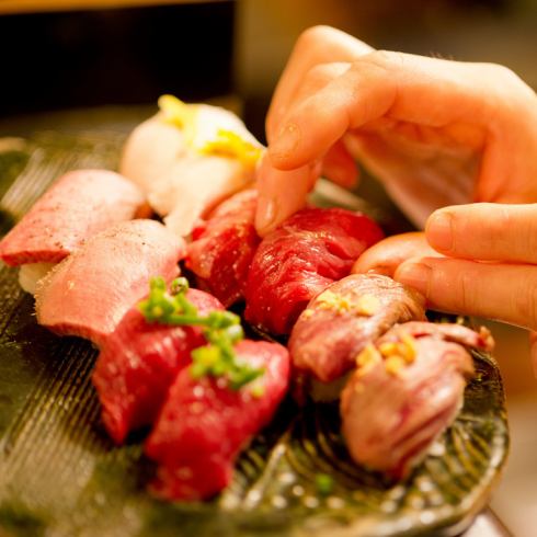 请尽情享受采用严格挑选的食材和烹饪方法制成的各种肉类寿司！