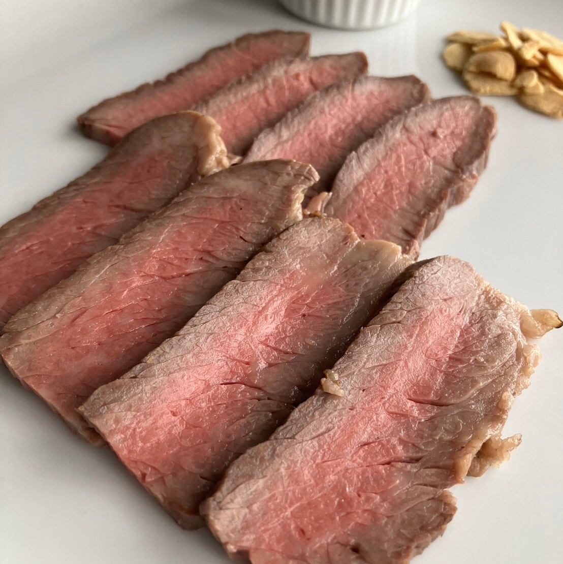 低温調理で調理したお肉を、藁焼きでさっと炙って召し上がれ。