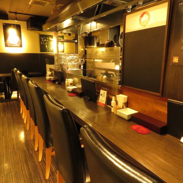 The counter seats are special seats where you can enjoy the excitement of teppanyaki cooking right before your eyes! They are popular seats that encourage lively conversation, whether you're on an adult date or dining alone.Enjoy the live atmosphere and the food and wine prepared by our chefs♪ ~ Hiroshima, Nagarekawa, teppan, steak, wine, girls' night out, date, business entertainment, after-party ~