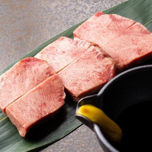 【肉好き必見！】旨味、質にこだわったお肉をスタッフが目の前でお焼きします！