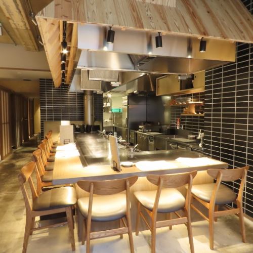 <p>【カウンター】職人さんが目の前で焼いてくれるカウンターは、隠れた人気のお席!※写真は系列店のもの</p>