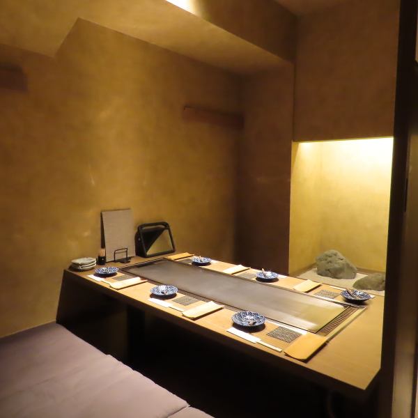 テーブル、カウンター、小上がりと用途にあわせてご利用可能なお席をご用意。ご宴会も可能で最大23名程度までご利用頂けます。